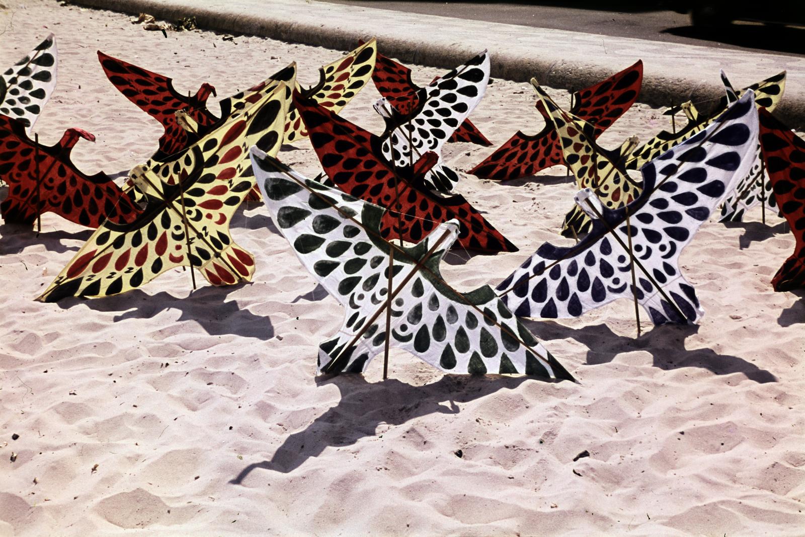 Brazil, Rio de Janeiro, papírsárkányok a tengerparton., 1962, Csaba László örökösei, kite, Fortepan #288018
