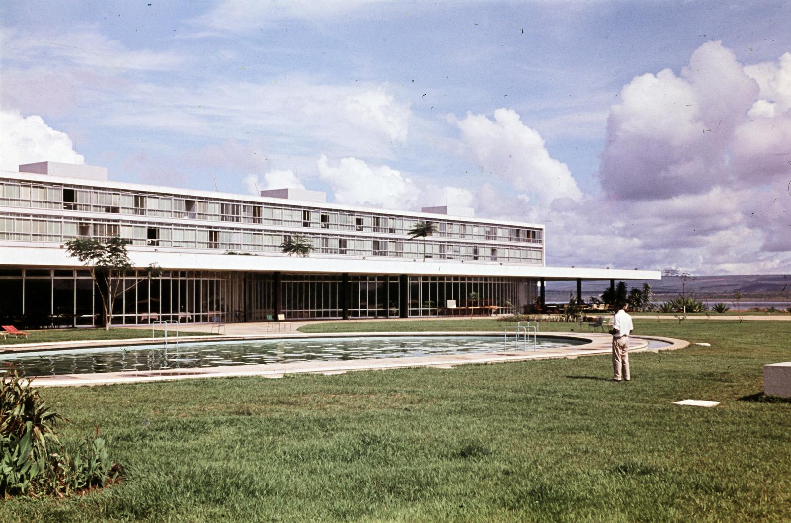 Brazil, Brasília, Shtn Trecho 01 Lote 01, Brasília Palace Hotel a Lago Paranoá partján., 1962, Csaba László örökösei, Fortepan #288021