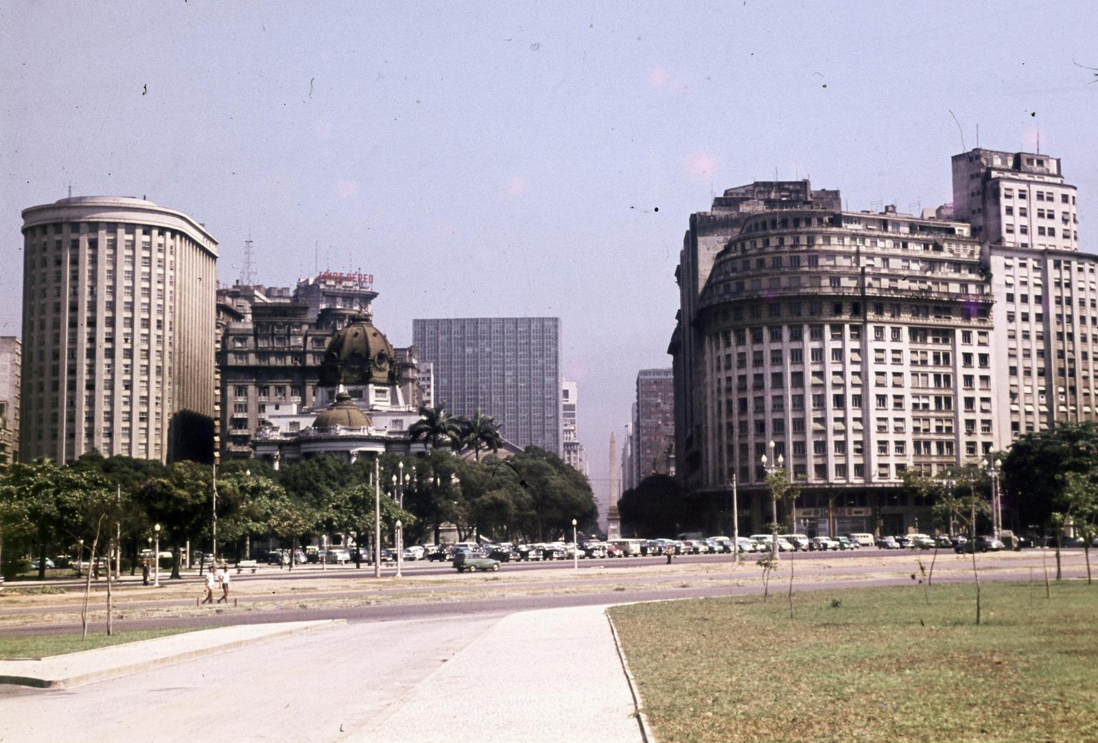 Brazil, Rio de Janeiro, Praça Mahatma Gandhi a Rua do Passeio felé, szemben középen a Palácio Monroe, balra az Edifício Francisco Serrador, jobbra az Edificio Brasilia Condominium., 1962, Csaba László örökösei, Fortepan #288042