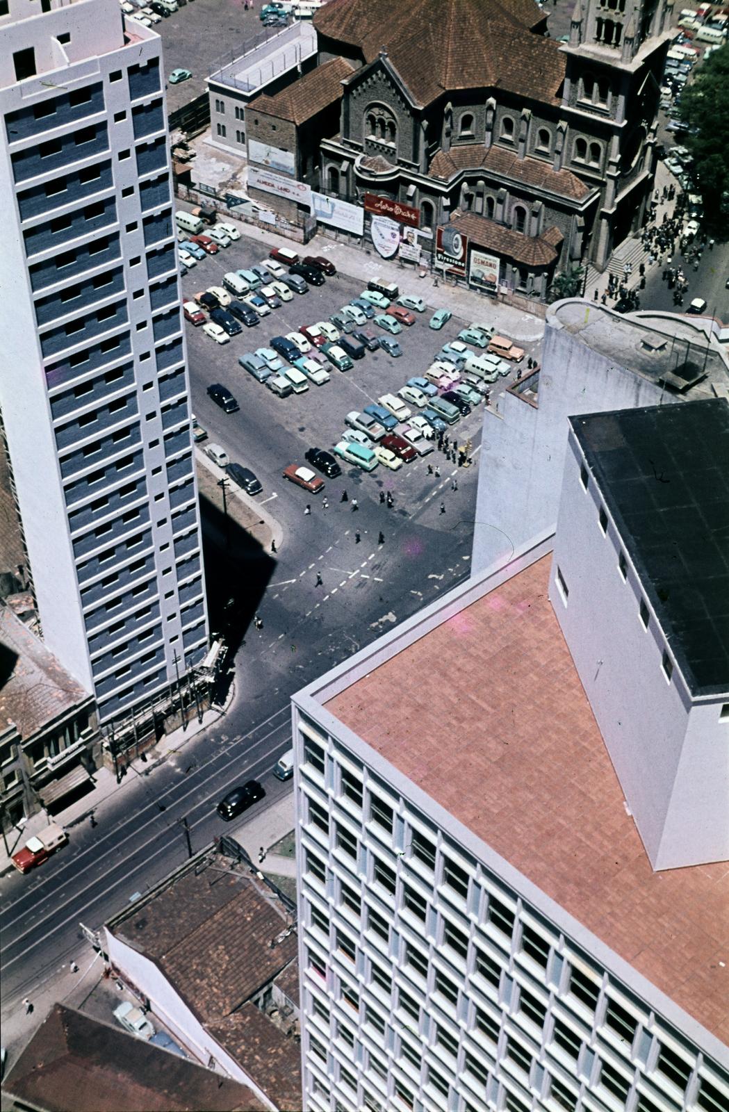 Brazil, Sao Paulo, kilátás az Edificio Copan épületről, balra a Rua da Consolação és a Praça Franklin Roosevelt sarkán egy toronyház, fent az Igreja Nossa Senhora da Consolação., 1962, Csaba László örökösei, Fortepan #288045