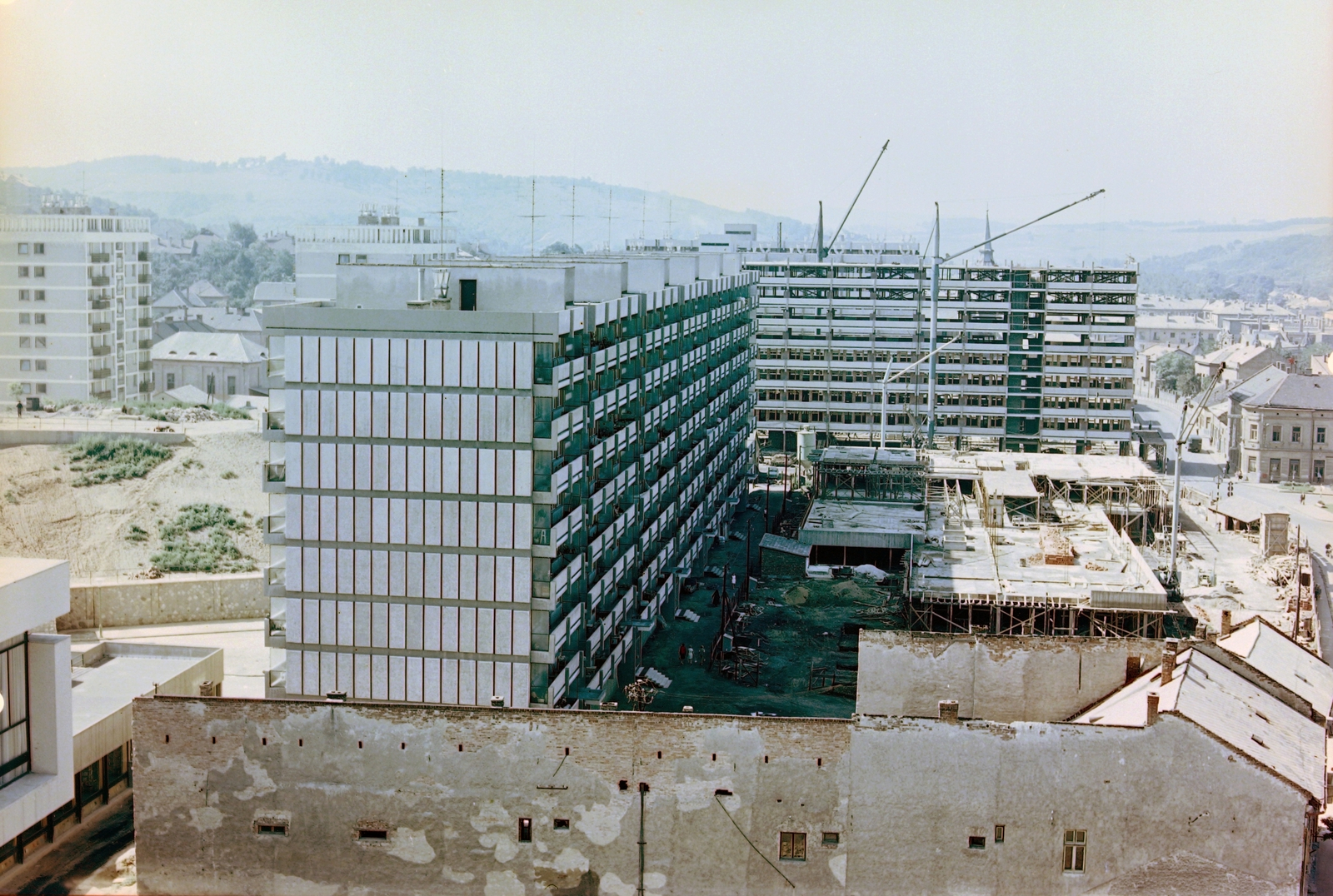 Magyarország, Salgótarján, az épülő városközpont a Karancs szállóból., 1966, Építésügyi Dokumentációs és Információs Központ, VÁTI, színes, építkezés, látkép, Fortepan #28805