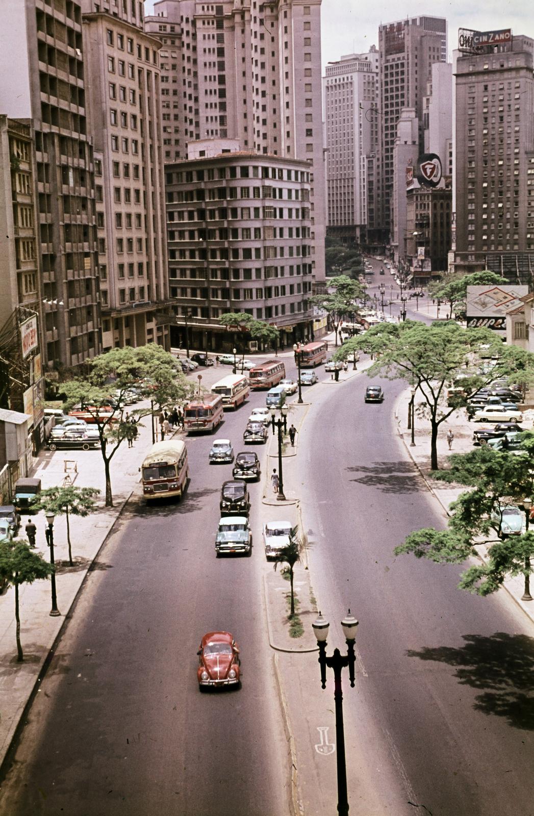 Brazil, Sao Paulo, látkép a Viaduto Nove de Julhoról, lent az Avenida 9 de Julho az Avenida Nove de Julho felé., 1962, Csaba László örökösei, Fortepan #288059