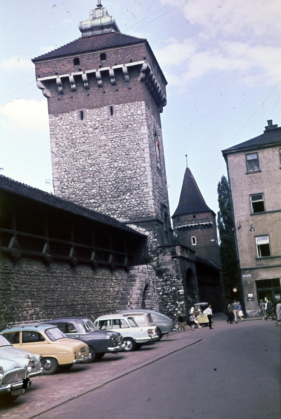 Lengyelország, Krakkó, ulica Pijarska, szemben a Flórián kapu., 1963, Csaba László örökösei, színes, Fortepan #288067