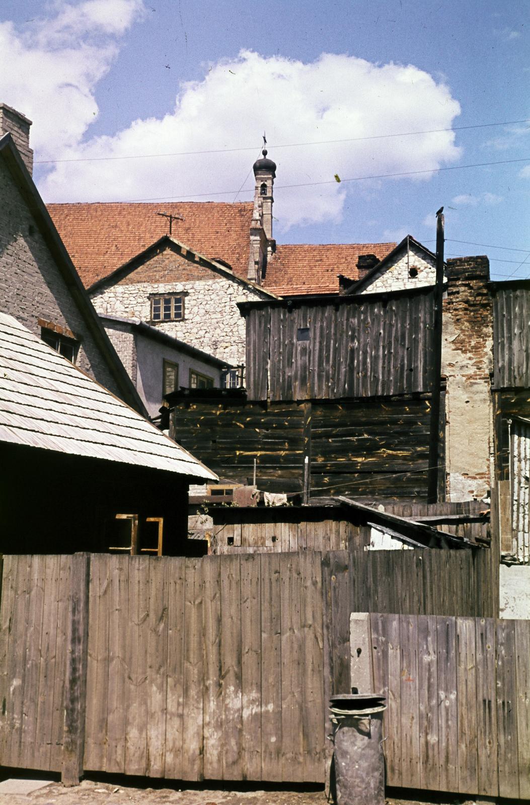 Poland, Kazimierz Dolny, ulica Lubelska, háttérben a Keresztelő Szent János és Szent Bertalan-templom tornya látszik., 1963, Csaba László örökösei, colorful, Fortepan #288070