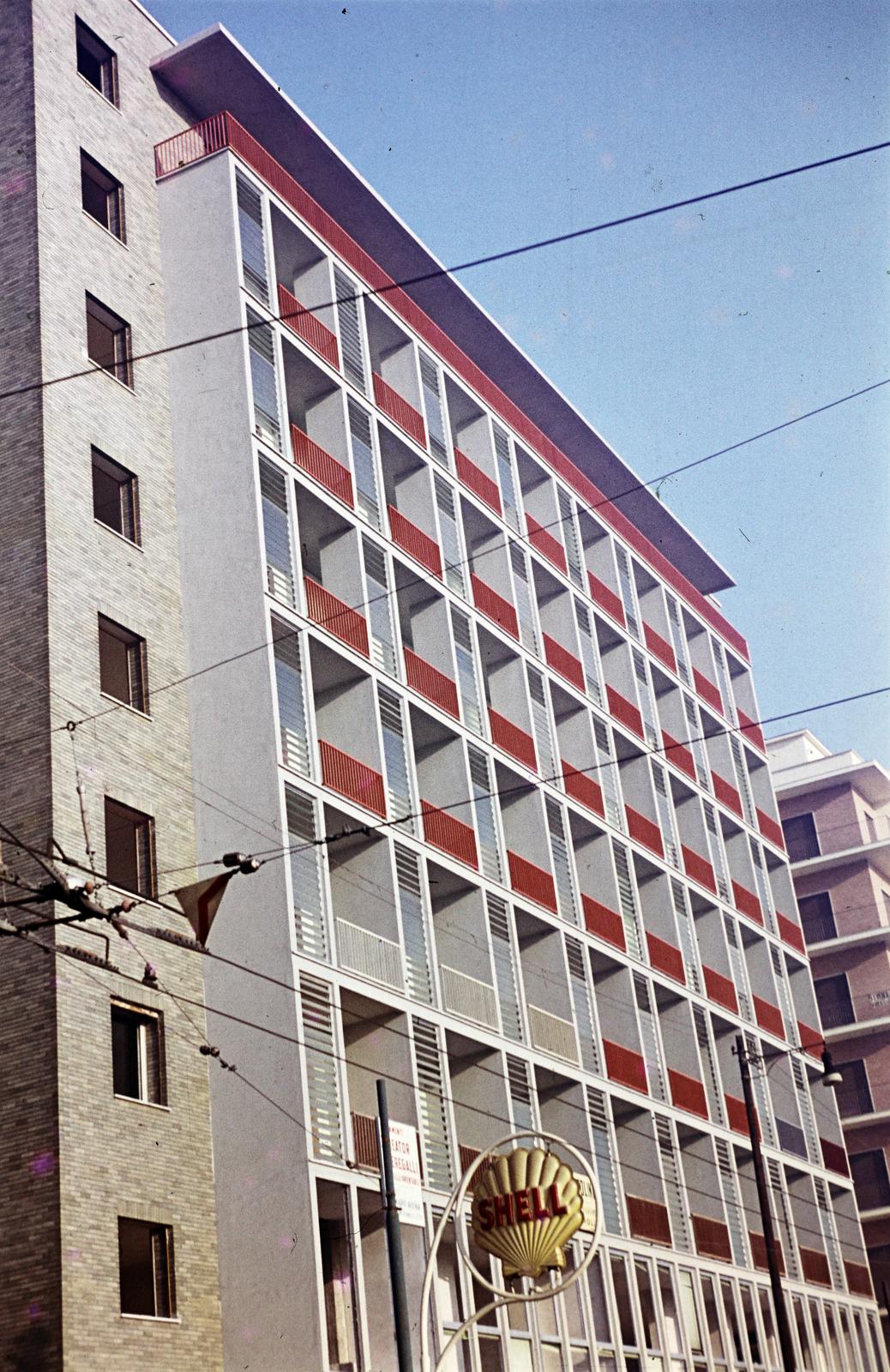 Olaszország, Nápoly, a Via Cristoforo Colombo egyik épülete a Piazza Francese és Via Guglielmo Melisurgo között., 1963, Csaba László örökösei, színes, Fortepan #288075