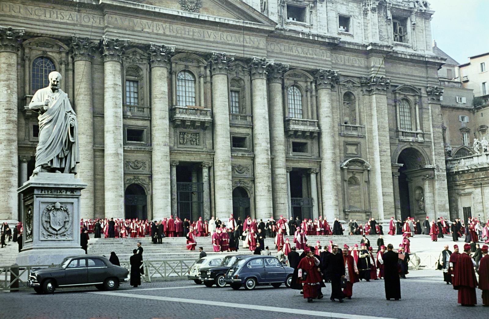 Vatikán, Szent Péter tér, a Szent Péter-bazilika főhomlokzata, balra Szent Péter szobra (Giuseppe De Fabri, 1840)., 1963, Csaba László örökösei, Fiat 600, Fiat-márka, szertartás, bíboros, színes, Fortepan #288078