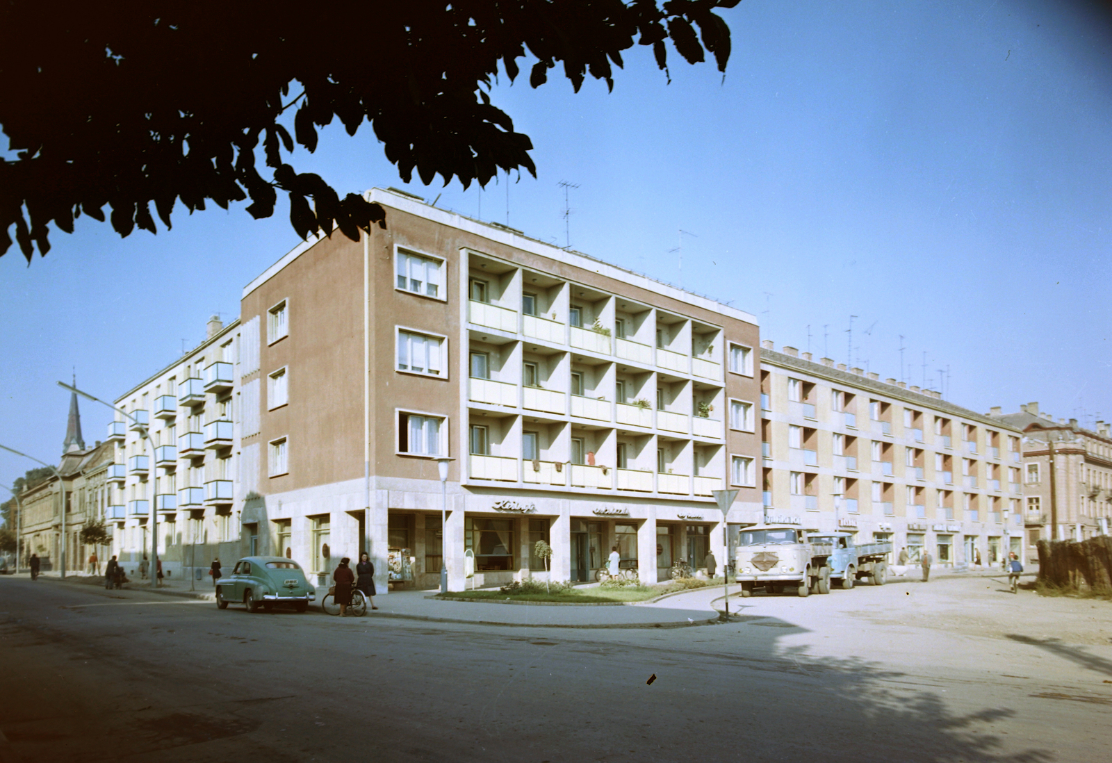 Magyarország, Szombathely, Március 15. tér, balra a Petőfi Sándor utca., 1967, Építésügyi Dokumentációs és Információs Központ, VÁTI, színes, teherautó, cukrászda, Skoda 706 RT/MT, Fortepan #28808