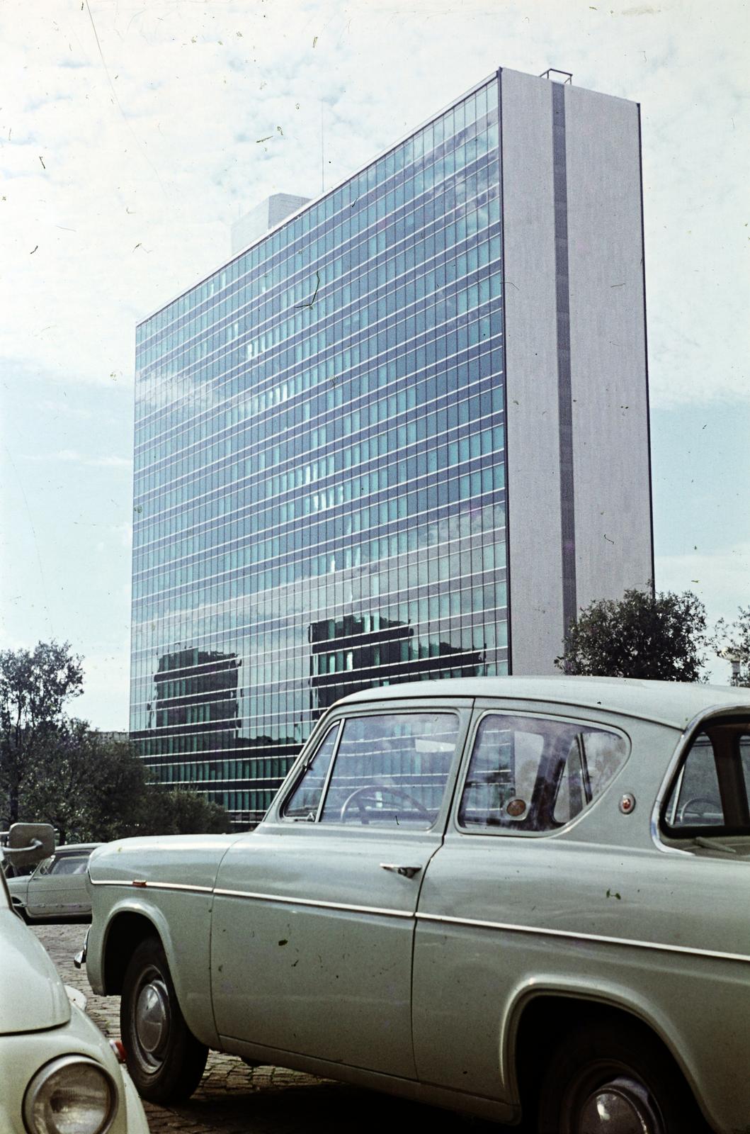 Italy, Rome, EUR városrész, Piazzale Enrico Mattei, Palazzo ENI., 1963, Csaba László örökösei, colorful, Fortepan #288086