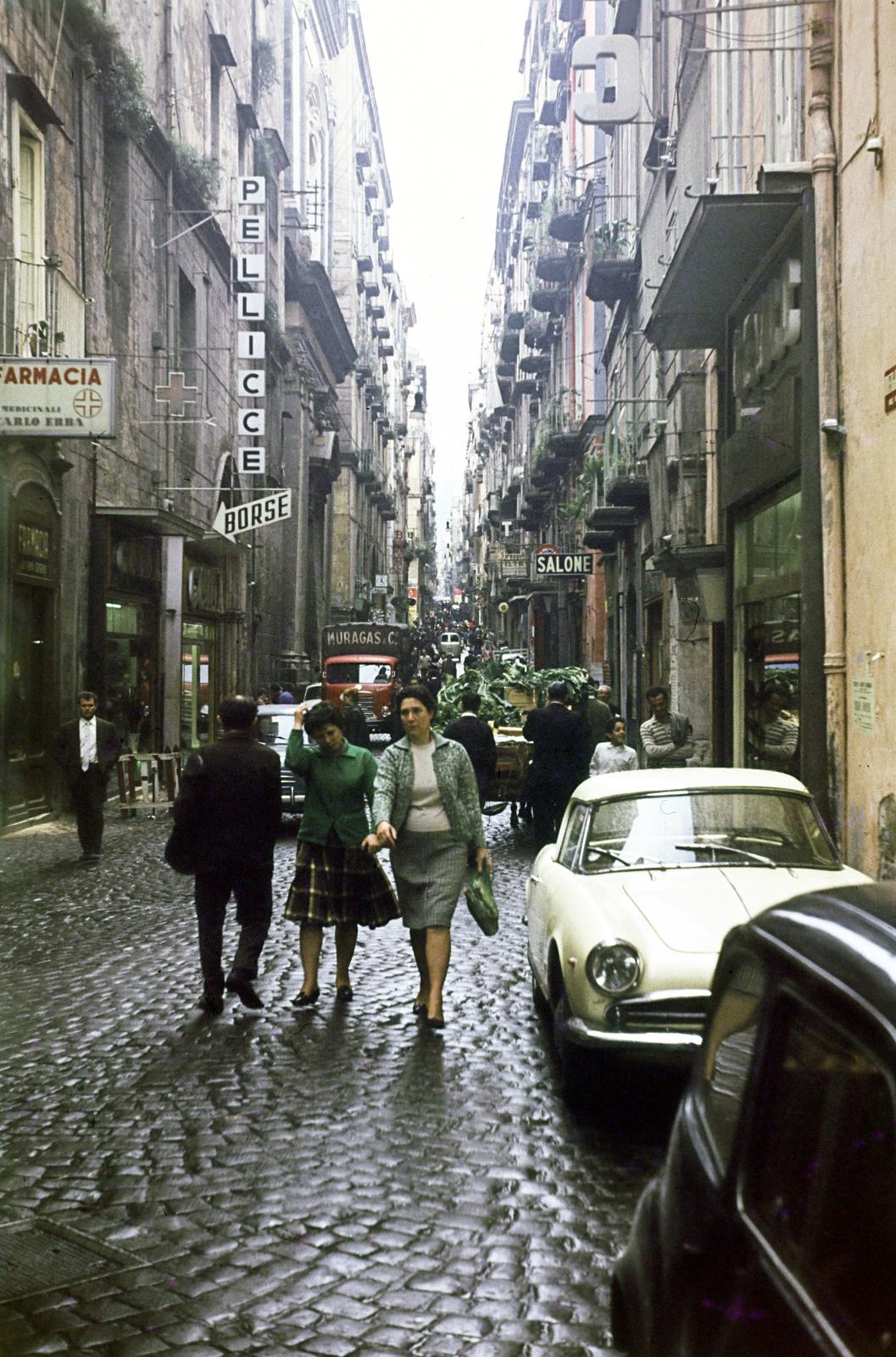 Italy, Naples, a Via dei Tribunali a Vico Nuovo Pace felől, a Via S. Nicola dei Caserti torkolatától a Vico Nuovo Pace felé., 1963, Csaba László örökösei, colorful, Fortepan #288096