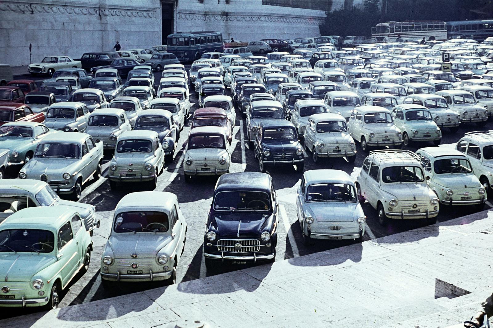 Italy, Rome, Via del Teatro di Marcello, háttérben az Altare della Patria., 1963, Csaba László örökösei, automobile, Fiat-brand, Autobianchi-brand, car park, colorful, Fortepan #288101