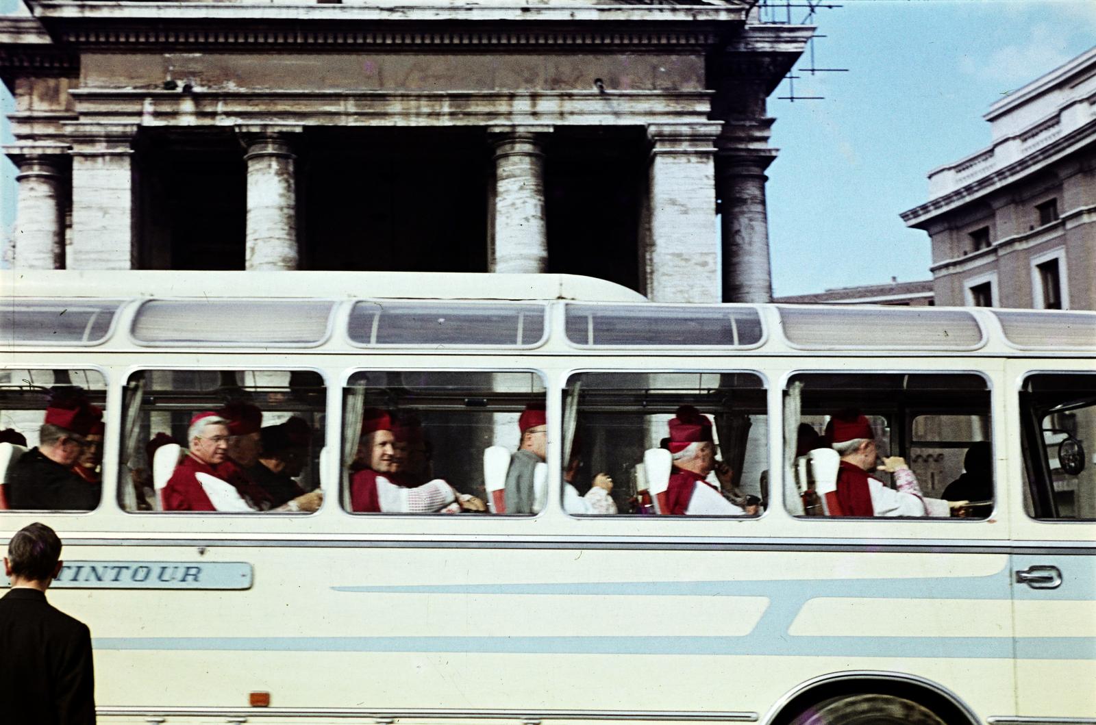Italy, Rome,Vatican City, Szent Péter tér, háttérben Bernini kolonnádja., 1963, Csaba László örökösei, Best of, colorful, bus, Fortepan #288106