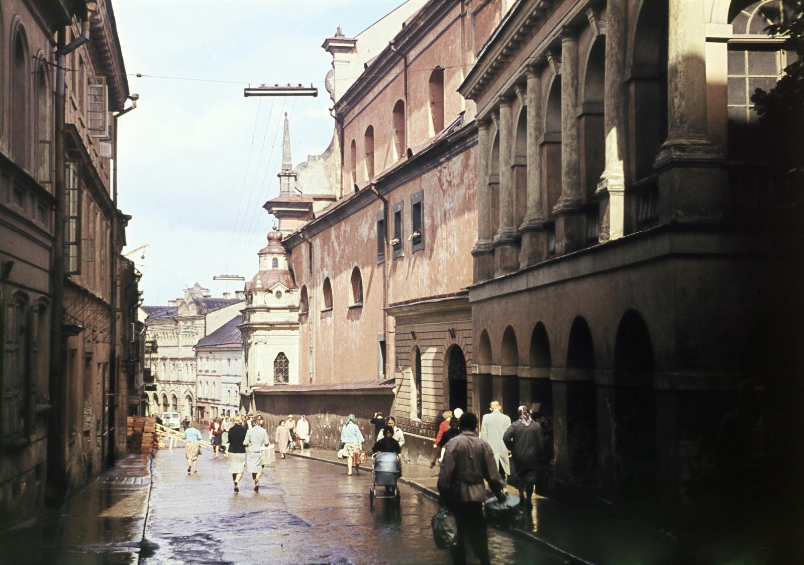 Litvánia, Vilnius, Aušros Vartų gatvė a Hajnal kapu (Medininkų / Aušros vartai) felől, jobbra a Vilniaus Šv. Teresės bažnyčia., 1963, Csaba László örökösei, színes, Fortepan #288109