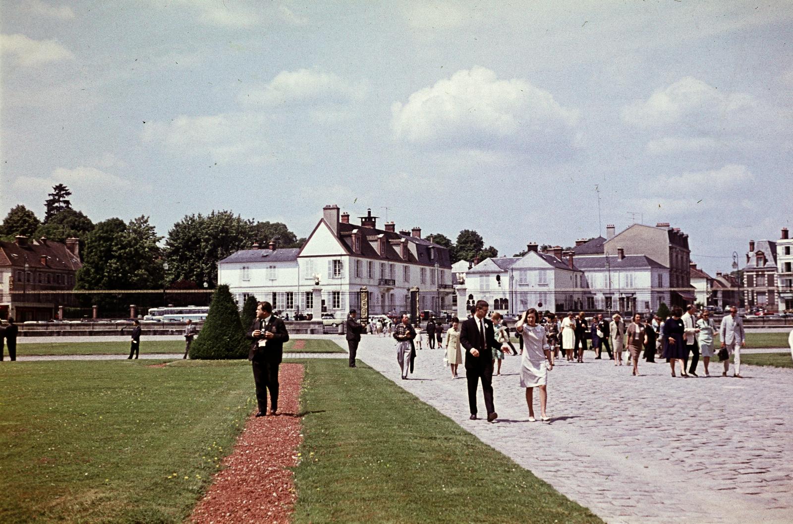 Franciaország, Fontainebleau, a Fontainebleau-i kastély parkja, a bejárati kapun túl a Hôtel de France et d'Anglais látható., 1963, Csaba László örökösei, színes, Fortepan #288111