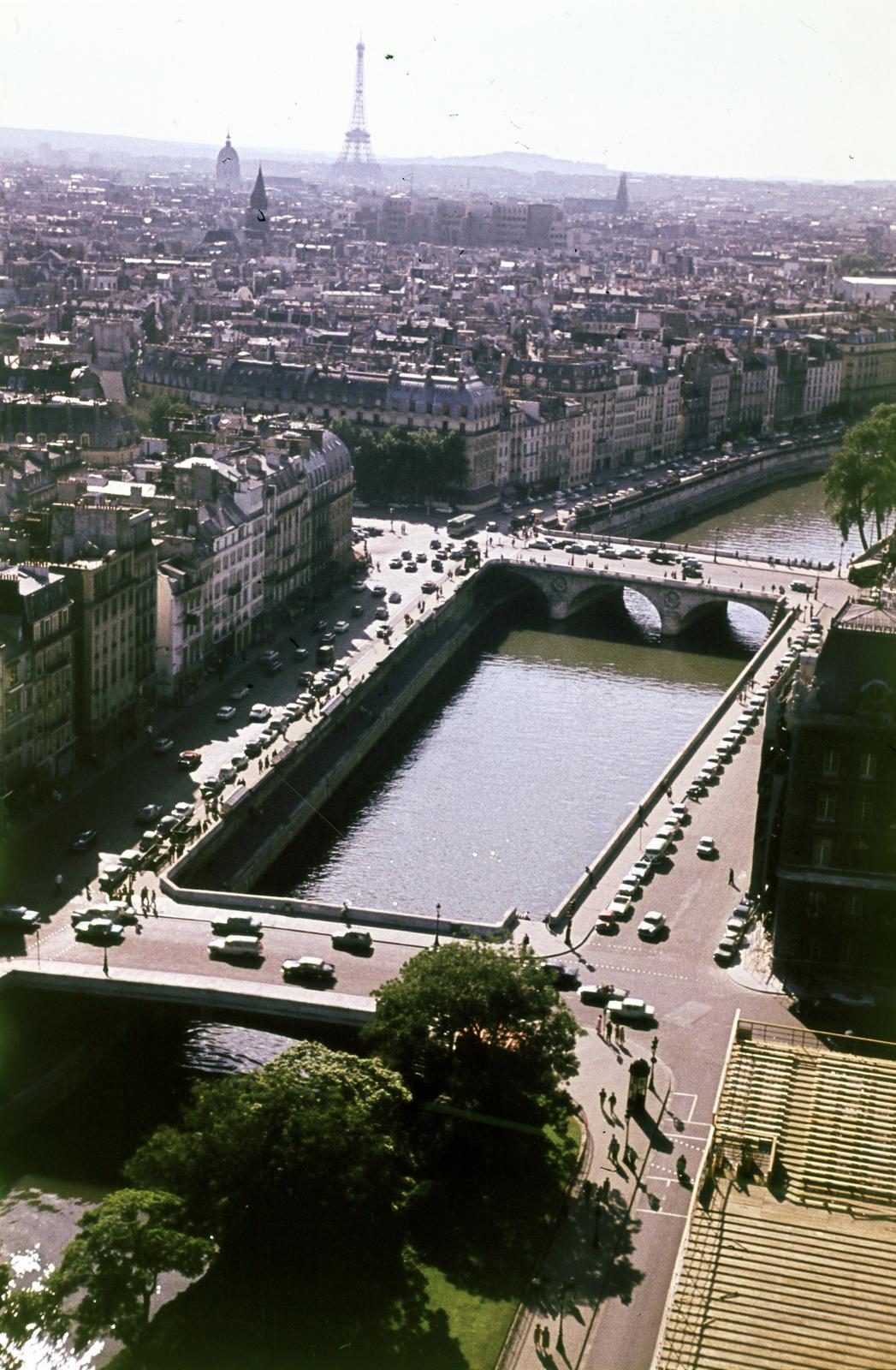 France, Paris, kilátás a Notre Dame-ból a Szajna feletti Petit-Pont-Cardinal-Lustiger (ekkor Petit-Pont) és a Pont Saint-Michel felé, a távolban az Eiffel-torony., 1963, Csaba László örökösei, colorful, Fortepan #288115