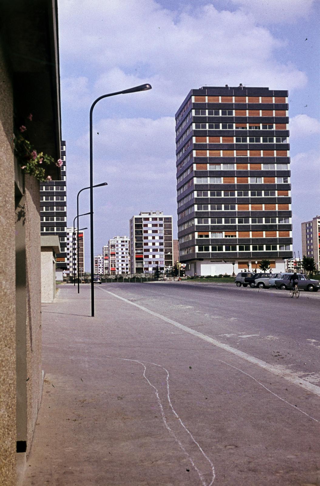 Franciaország, Sarcelles, Avenue du Maréchal Pierre Koenig (Avenue Marie Blanche)., 1963, Csaba László örökösei, modern építészet, utcakép, színes, Fortepan #288117