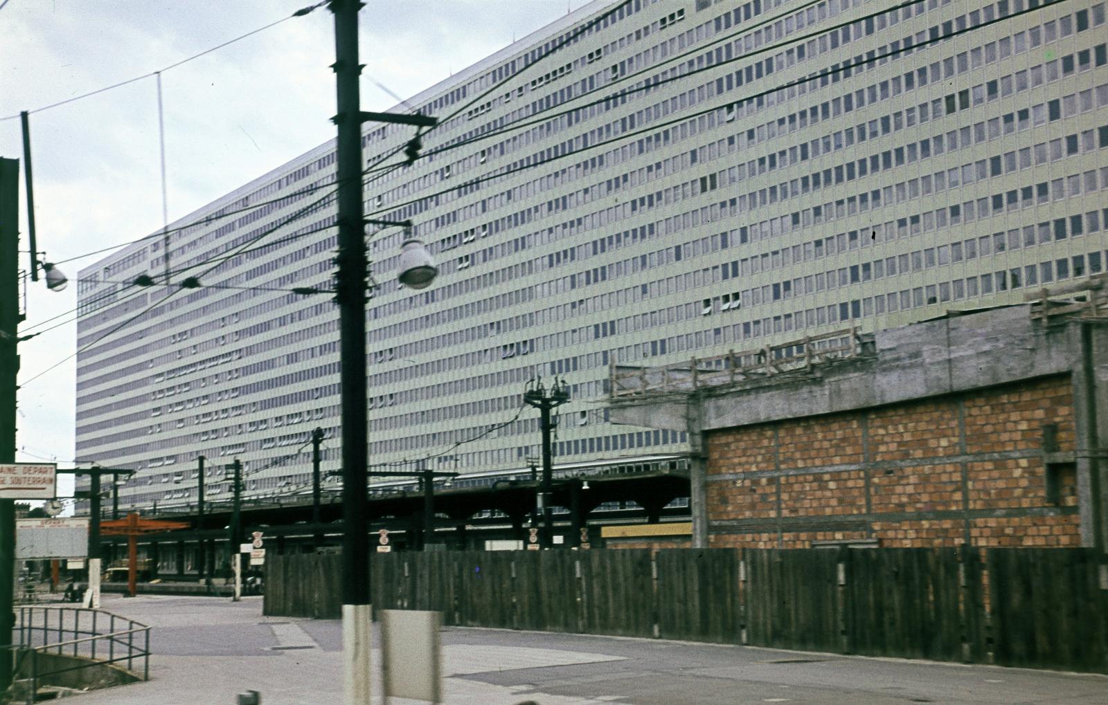 France, Paris, Montparnasse pályaudvar, háttérben a Maine-Montparnasse I. lakótömb., 1965, Csaba László örökösei, colorful, Fortepan #288129