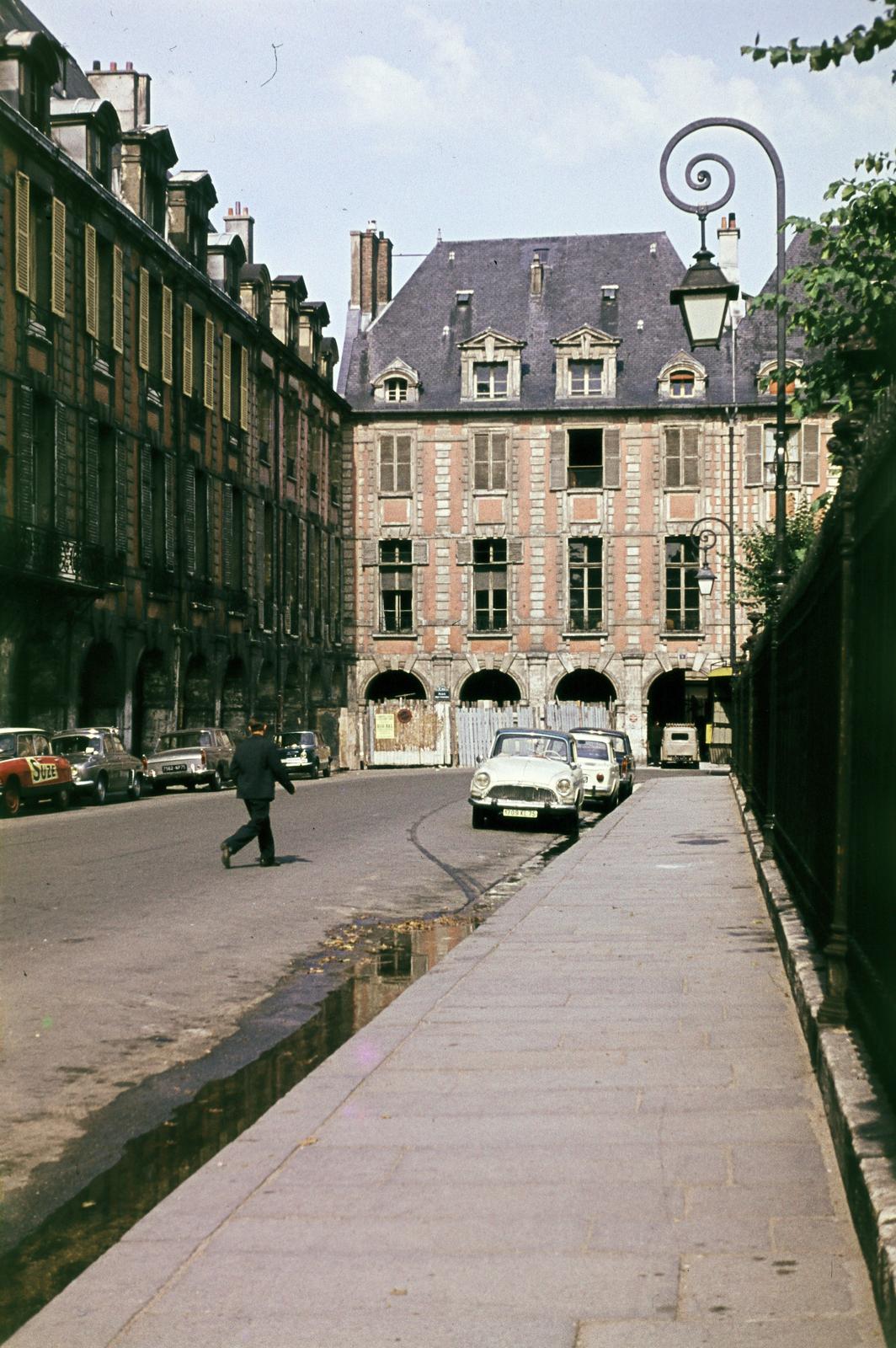 Franciaország, Párizs, Place des Vosges., 1963, Csaba László örökösei, Simca Aronde, színes, Fortepan #288134