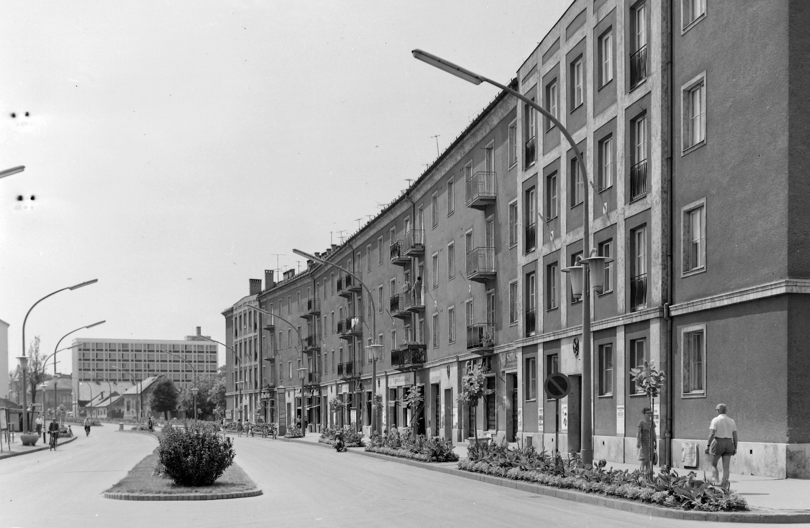 Hungary, Szolnok, Boldog Sándor István (Ságvári Endre) körút a Városközpont felé nézve, háttérben a Pártház., 1966, Építésügyi Dokumentációs és Információs Központ, VÁTI, street view, Fortepan #28816