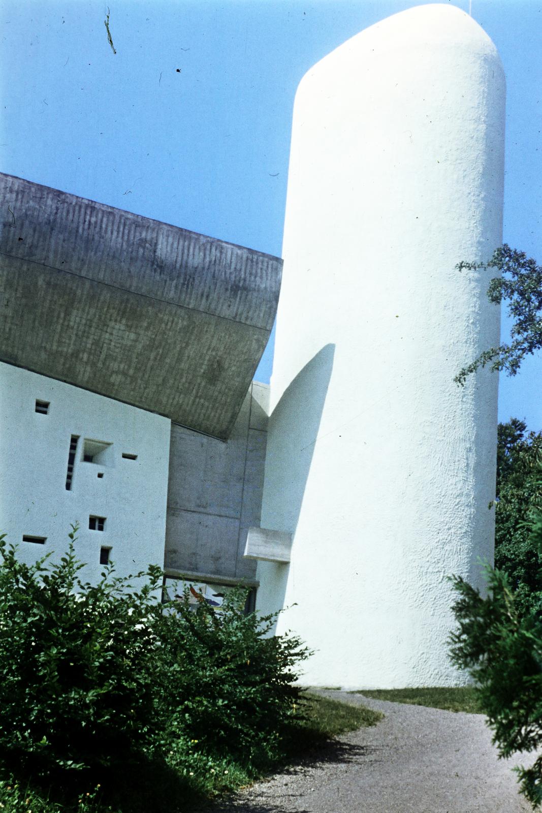 France, Ronchamp, a Le Corbusier tervei alapján épített Magasságos Miasszonyunk-kápolna (Chapelle Notre-Dame-du-Haut de Ronchamp)., 1964, Csaba László örökösei, modern architecture, colorful, Fortepan #288162
