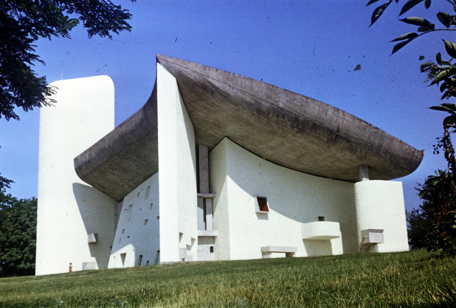 France, Ronchamp, a Le Corbusier tervei alapján épített Magasságos Miasszonyunk-kápolna (Chapelle Notre-Dame-du-Haut de Ronchamp)., 1964, Csaba László örökösei, modern architecture, colorful, Fortepan #288165
