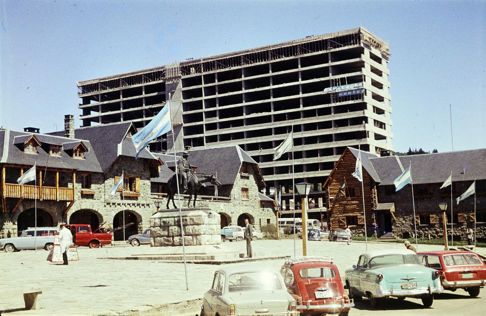 Argentina, Centro Cívico Bariloche, középen Monumento ecuestre a Julio Argentino Roca, a háttérben még építés alatt az Edificio Bariloche Center., 1969, Csaba László örökösei, Fortepan #288177