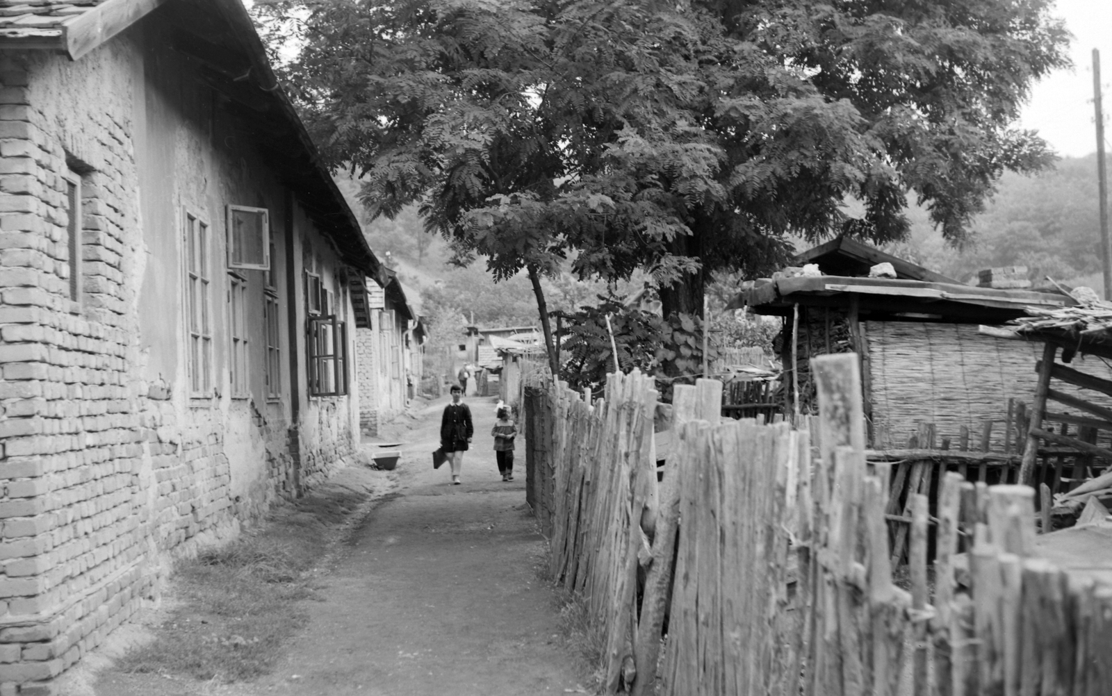 Hungary, Salgótarján, Forgách telep., 1972, Építésügyi Dokumentációs és Információs Központ, VÁTI, street view, lath fence, school uniform, Fortepan #28818