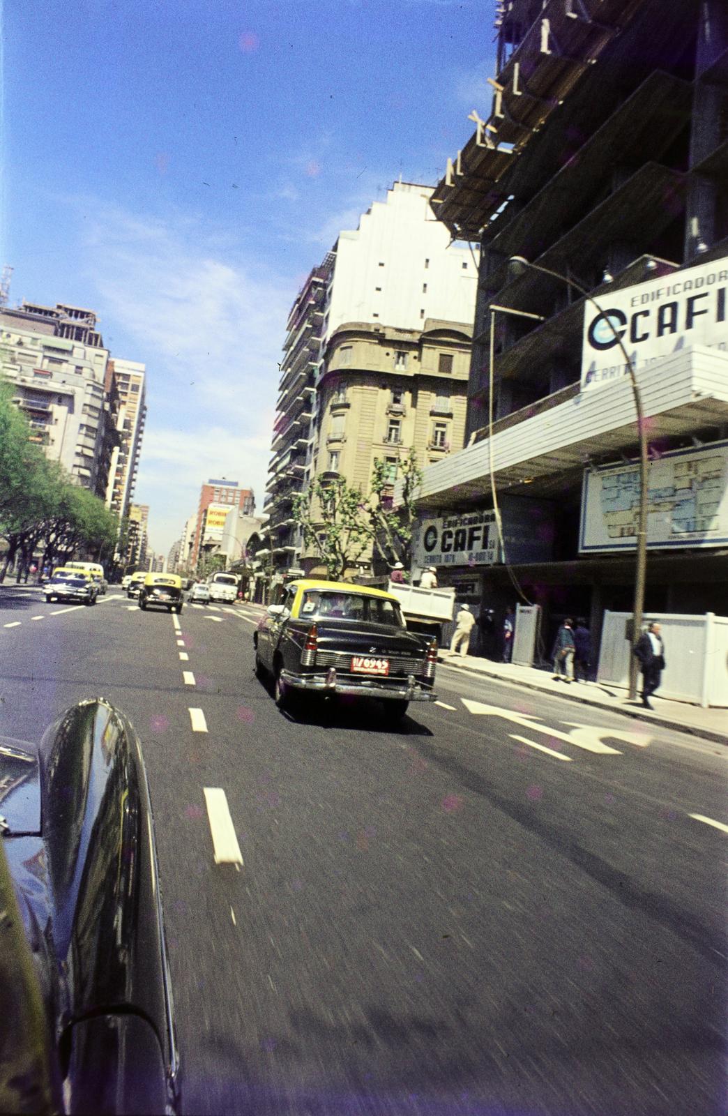 Argentina, Buenos Aires, Avenida Santa Fe, jobbra a Calle Malabia torkolata., 1969, Csaba László örökösei, Fortepan #288192