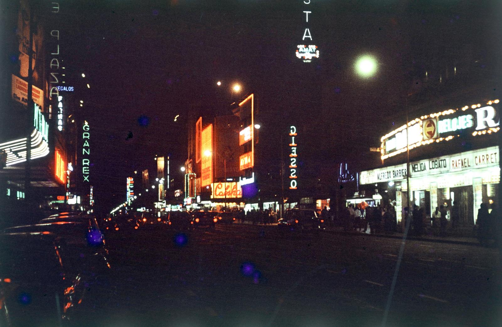 Argentina, Buenos Aires, Avenida Corrientes, balra a Teatro Gran Rex, jobbra a Teatro El Nacional., 1969, Csaba László örökösei, Fortepan #288194