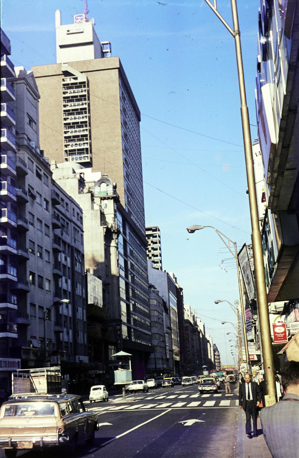 Argentina, Buenos Aires, a Calle Esmeralda és az Avenida Corrientes kereszteződése a Calle Maipu felé. A Calle Maipu sarkán balra az Edificio República., 1969, Csaba László örökösei, Fortepan #288196