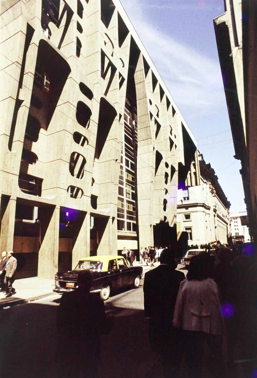 Argentina, Buenos Aires, a Calle Reconquista a Calle Bartolomé Mitre felé, balra a Banco de Londres y América del Sur épülete., 1969, Csaba László örökösei, modern architecture, Fortepan #288198