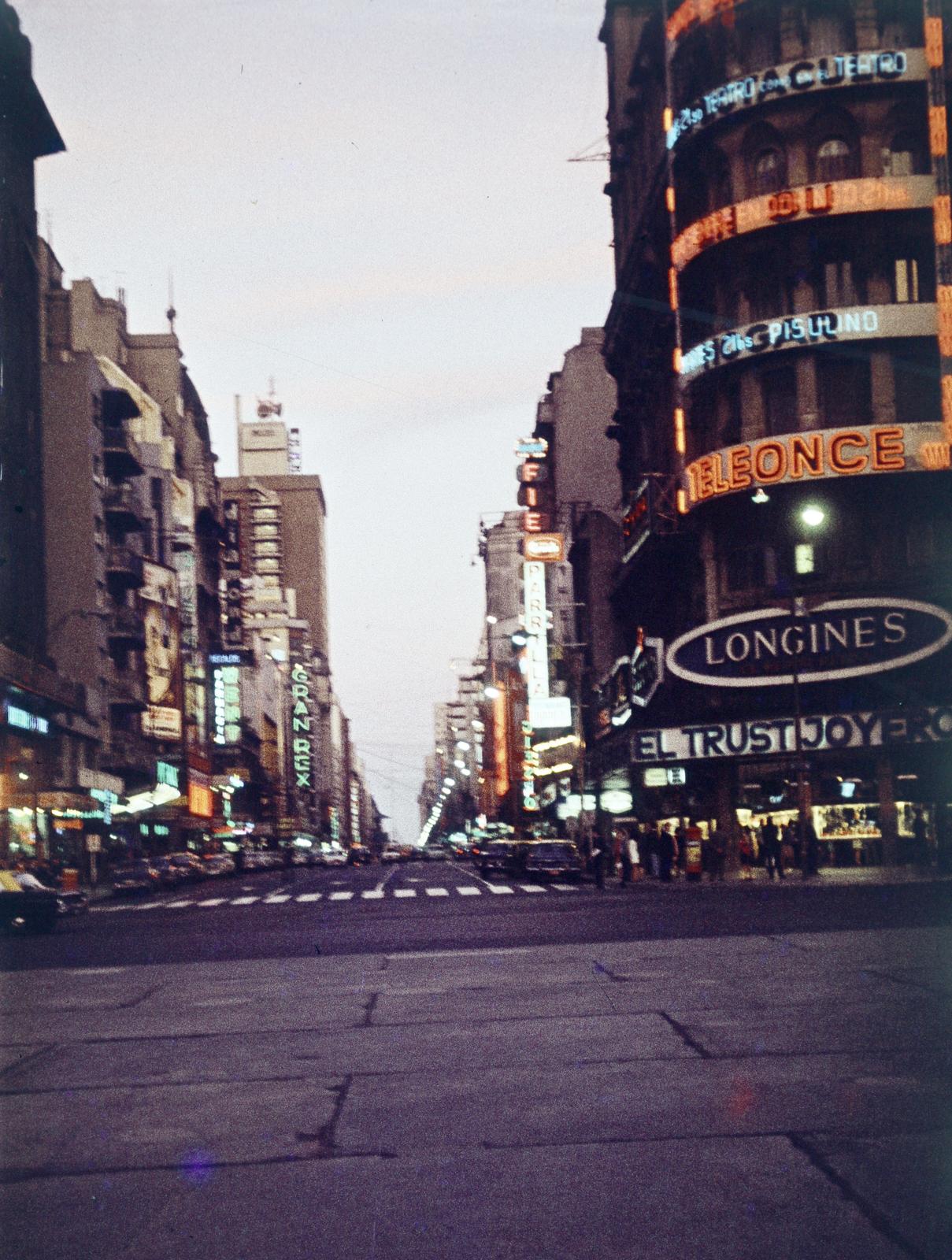 Argentina, Buenos Aires, Calle Carlos Pellegrini, szemben az Avenida Corrientes, jobbra az El Trust Joyero Relojero., 1969, Csaba László örökösei, neon sign, street view, colorful, Fortepan #288201