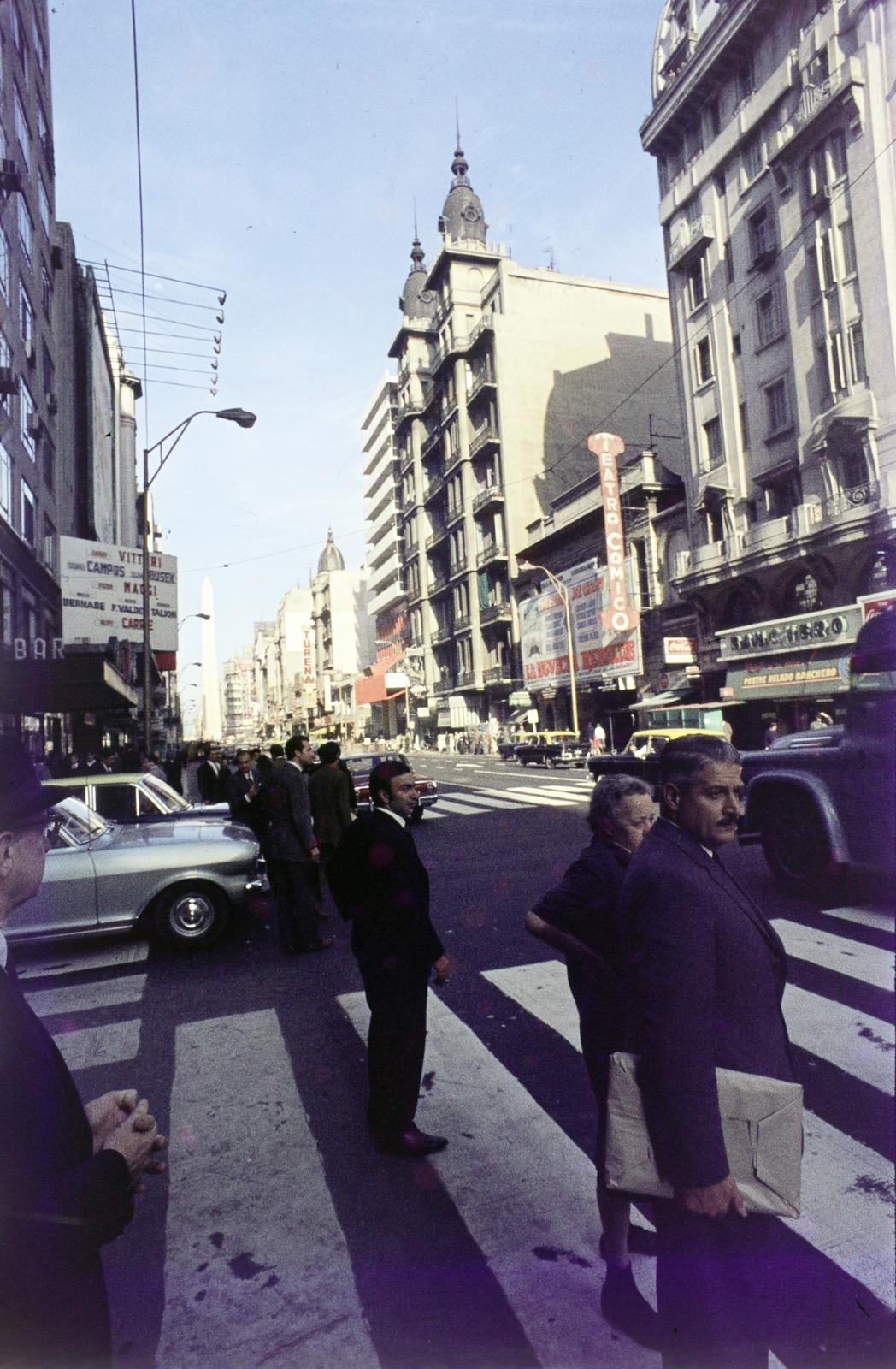 Argentina, Buenos Aires, a Talcahuano sarkáról az Avenida Corrientes a Libertad felé nézve. Középen az Edificio Torrieri kupolás épülete látható., 1969, Csaba László örökösei, Fortepan #288208