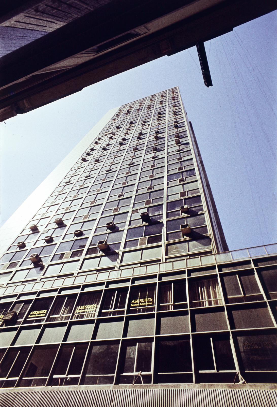 Argentina, Buenos Aires, a Paraguay és a Florida sarkán álló Torre Galería Florida épület Paraguay felőli homlokzata., 1969, Csaba László örökösei, Fortepan #288209