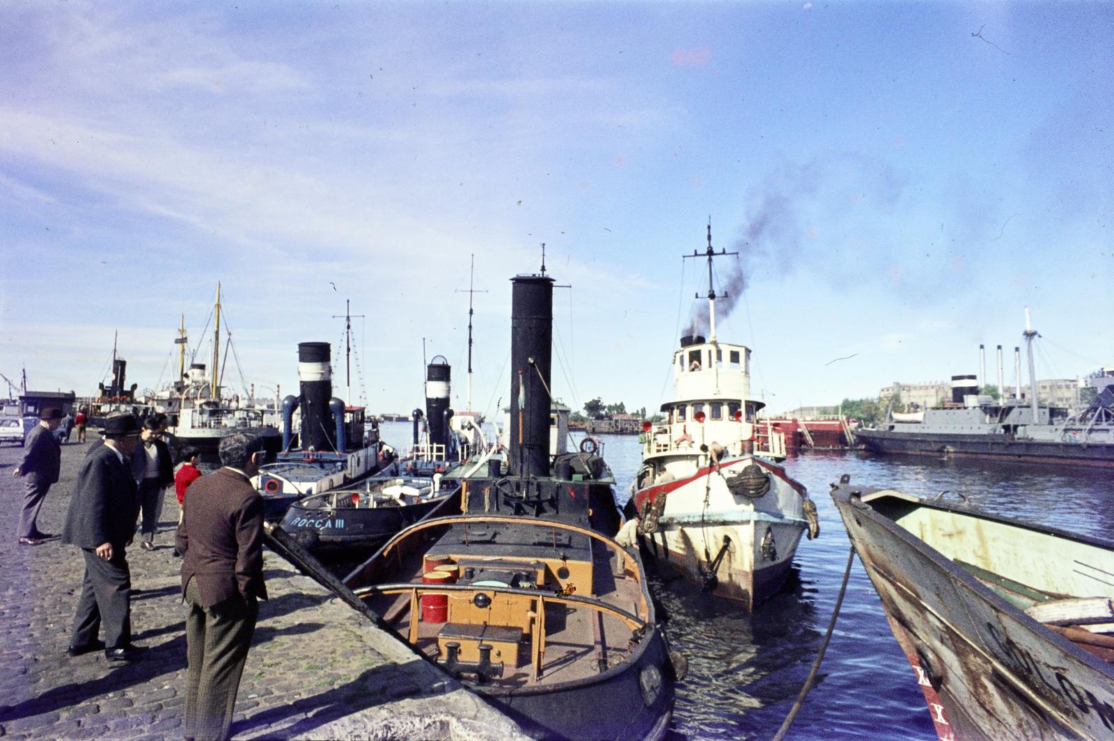Argentina, Buenos Aires, Avenida Don Pedro de Mendoza a Río Matanza (másnéven Riachuelo) partján., 1969, Csaba László örökösei, hands in pockets, colorful, port, steamboat, Fortepan #288212