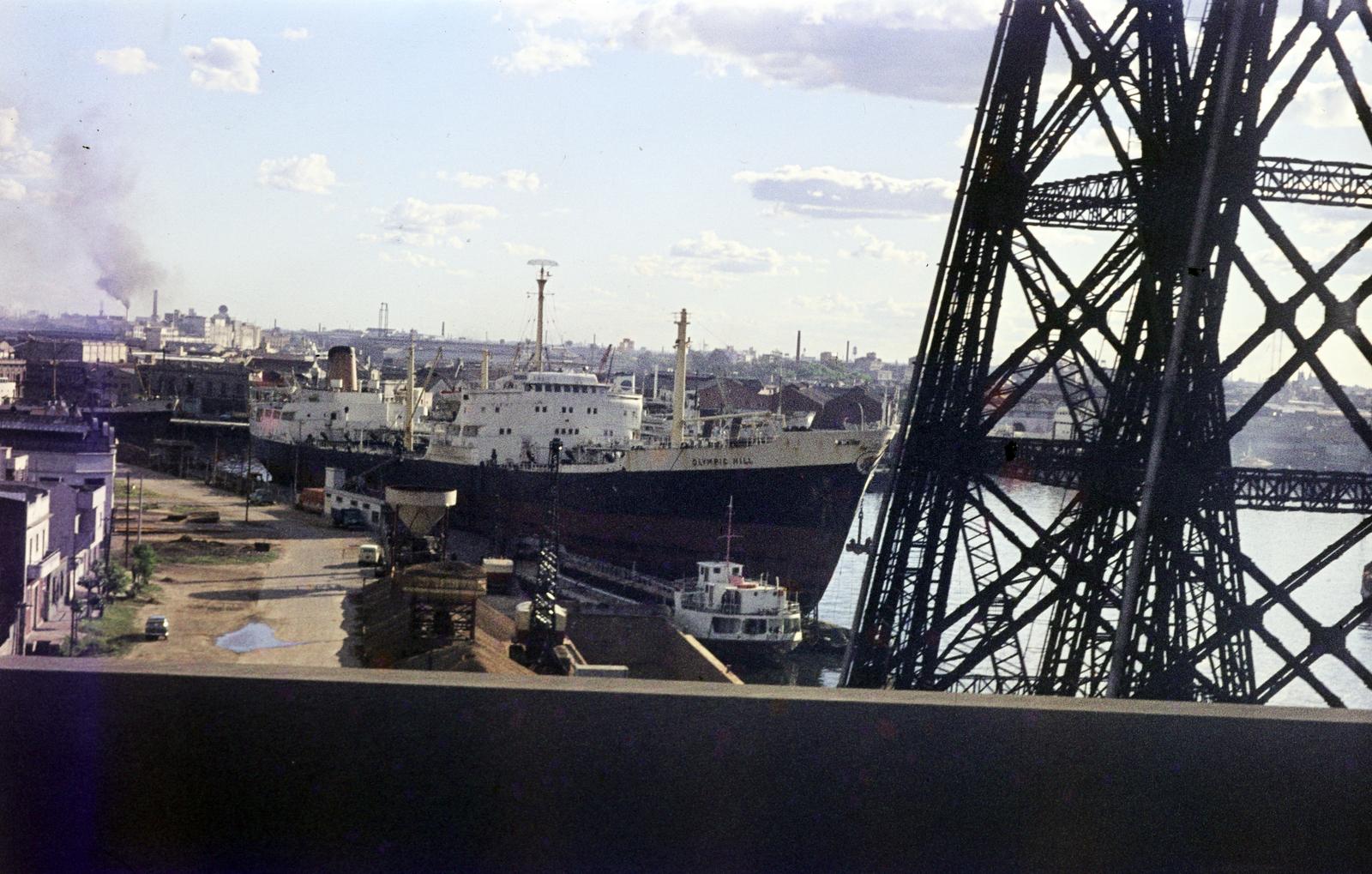 Argentina, Buenos Aires, a kép a Puente Nicolás Avellaneda-ról készült. Balra a folyó parton a Calle Carlos Pellegrini, jobbra a Puente Transbordador Nicolás Avellaneda részlete látszik., 1969, Csaba László örökösei, Fortepan #288213