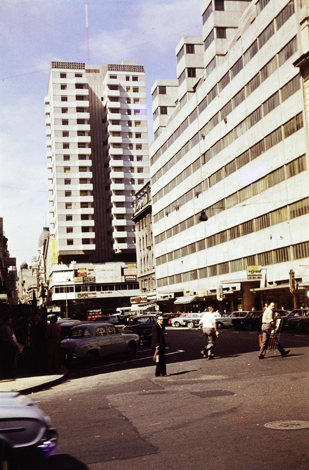 Argentina, Buenos Aires, a Calle Lavalle felől az Calle Uruguay az Avenida Corrientes felé, jobbra az Edificio Uruguay., 1969, Csaba László örökösei, Fortepan #288214