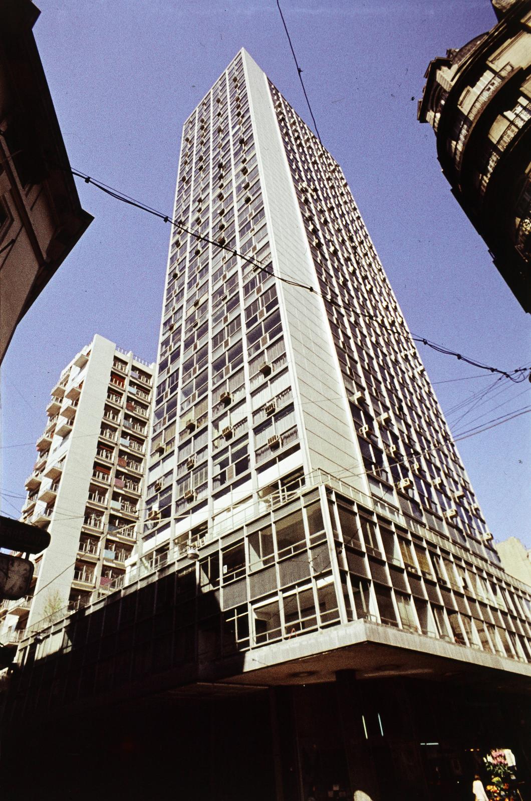 Argentina, Buenos Aires, Calle Florida - Calle Paraguay sarok, szemben a Torre Galería Florida irodaház., 1969, Csaba László örökösei, Fortepan #288223