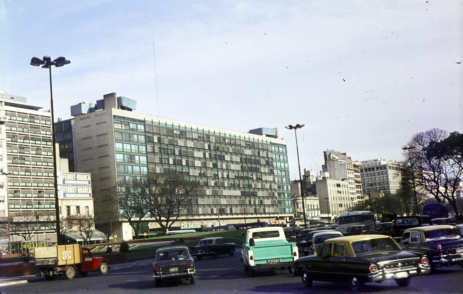 Argentina, Buenos Aires, Avenida 9 de Julio felől a Calle Carlos Pellegrini, szemben a Calle Sarmiento és a Calle Teniente General Juan Domingo Perón között a Mercado del Plata., 1969, Csaba László örökösei, Fortepan #288225