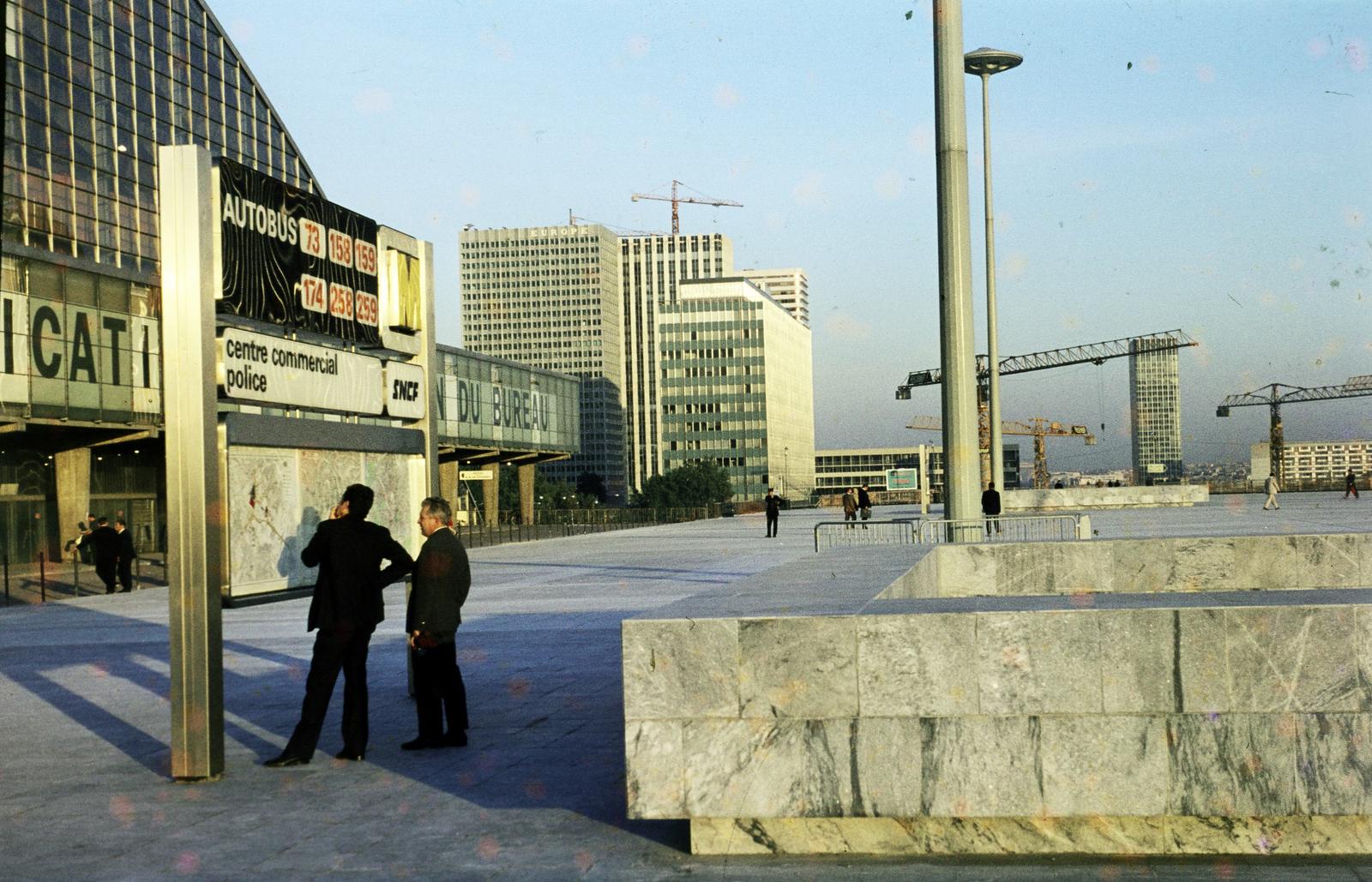 Franciaország, Puteaux, La Défense üzleti központ Párizs elővárosában, Place des Pyramides, balra a CNIT épülete., 1970, Csaba László örökösei, Fortepan #288230