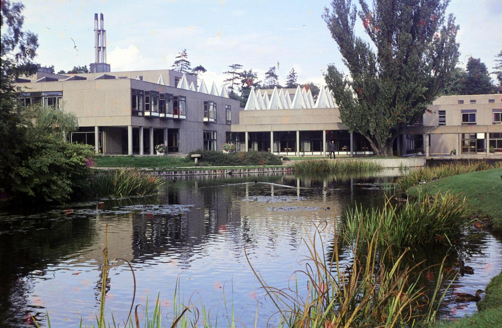 Egyesült Királyság, Heslington, University of York. A Derwent College és az egyetemi tó részlete, szemben a Derwent Senior Common Room Library., 1970, Csaba László örökösei, Fortepan #288236