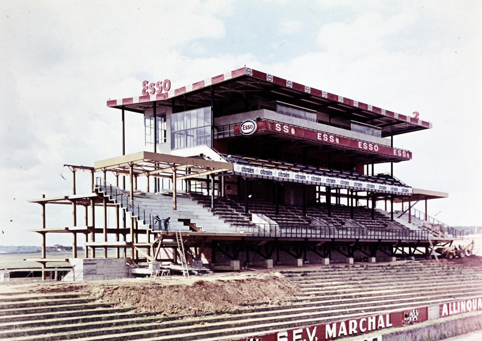 France, a 24 órás autóverseny pályája a Circuit des 24 Heures du Mans / Circuit de la Sarthe., 1970, Csaba László örökösei, construction, Esso-brand, ad, auditorium, Fortepan #288242