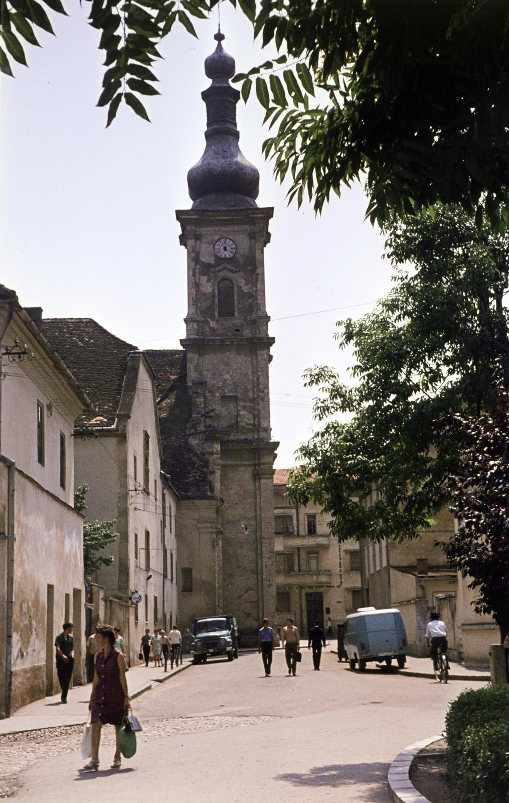 Romania,Transylvania, Cluj-Napoca, Strada Victor Deleu, balra a ferences templom., 1971, Csaba László örökösei, colorful, church clock, Fortepan #288245