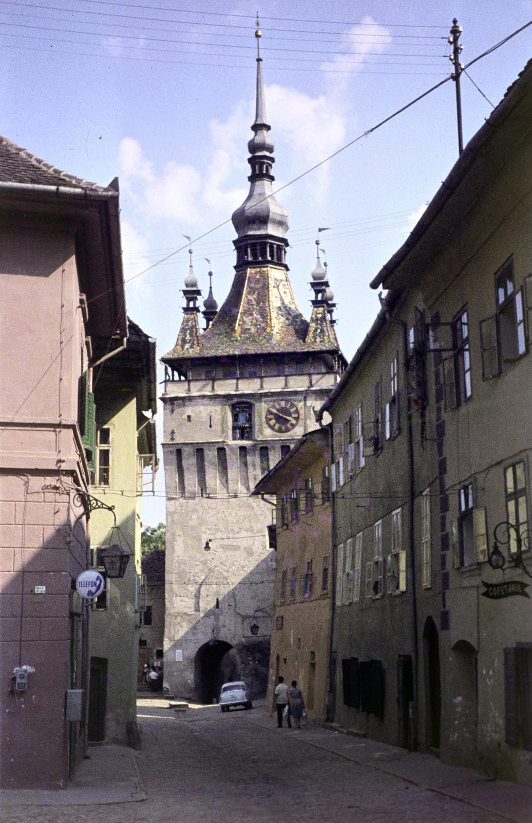 Romania,Transylvania, Sighişoara, Piața Cetății, szemben az Óratorony, a jobb szélén a Szarvas-ház látható a cégérrel., 1971, Csaba László örökösei, colorful, church clock, Fortepan #288251