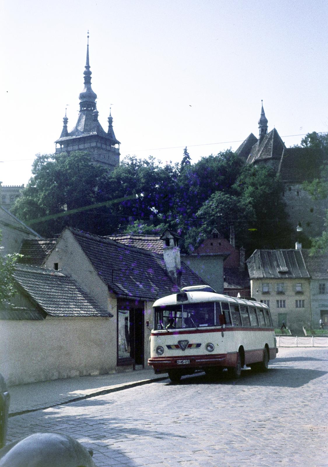 Romania,Transylvania, Sighişoara, balra az Óratorony, jobbra a Kolostor-templom és a Kovács-torony., 1971, Csaba László örökösei, colorful, bus, Fortepan #288253