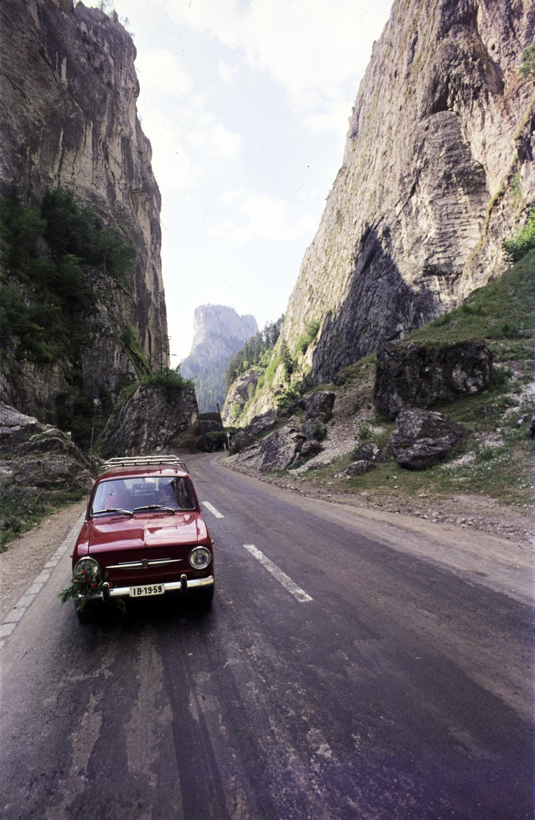 Románia,Erdély, Békás-szoros., 1971, Csaba László örökösei, Best of, szurdok, rendszám, Fiat 850, színes, Fortepan #288257