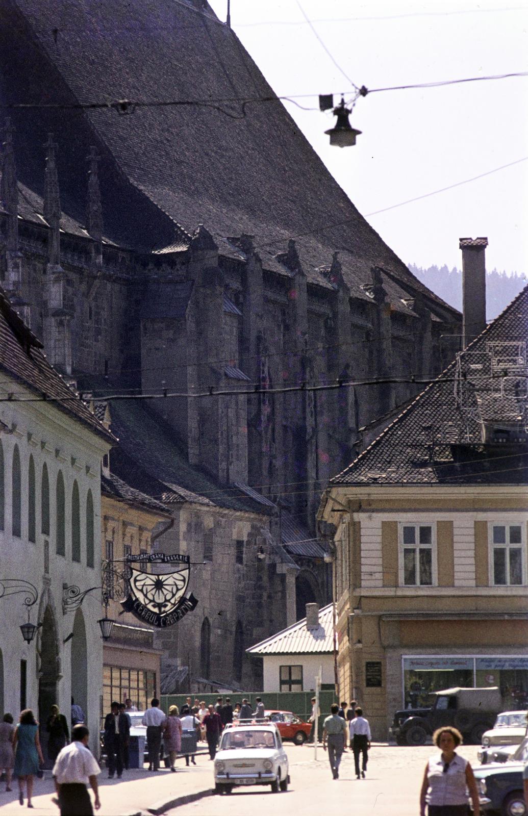 Románia,Erdély, Brassó, Fő tér (ekkor Piața 23 August, ma Tanács tér, Piața Sfatului), háttérben a Fekete templom., 1971, Csaba László örökösei, Fiat 850, színes, cégér, Fortepan #288259