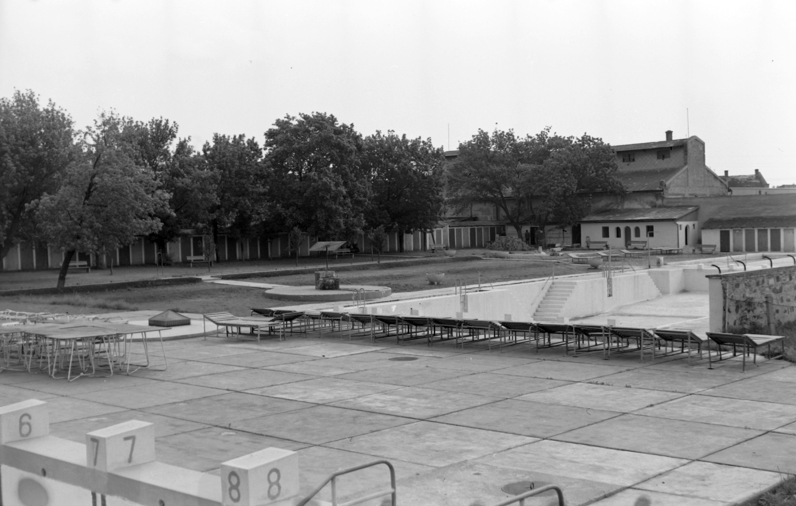 Hungary, Gyöngyös, Pesti út (Vörös Hadsereg útja) 39., városi uszoda és strand (később Dr. Csépe György Uszoda és Termálstrand)., 1976, Építésügyi Dokumentációs és Információs Központ, VÁTI, beach, swimming pool, starting block, Fortepan #28826