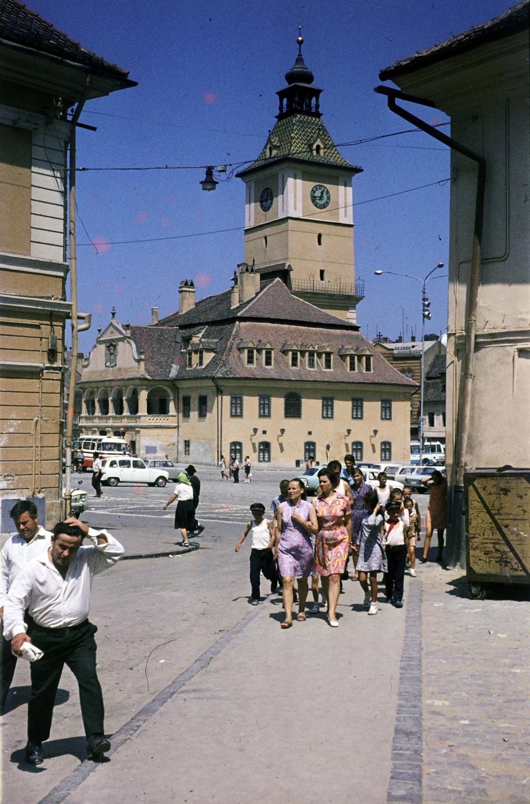 Románia,Erdély, Brassó, Honterus-udvar (Curtea Honterus), szemben a Fő tér (ekkor Piața 23 August, ma Tanács tér, Piața Sfatului) és a Városháza (később múzeum)., 1971, Csaba László örökösei, színes, Fortepan #288260