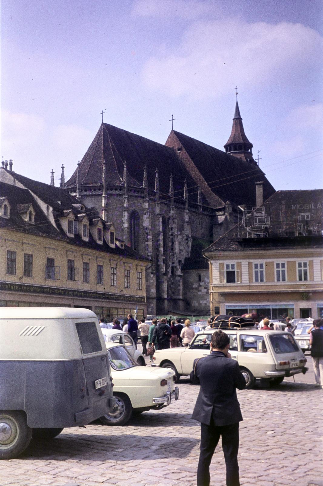 Romania,Transylvania, Brașov, Fő tér (ekkor Piața 23 August, ma Tanács tér, Piața Sfatului), háttérben a Fekete templom., 1971, Csaba László örökösei, colorful, Fortepan #288263