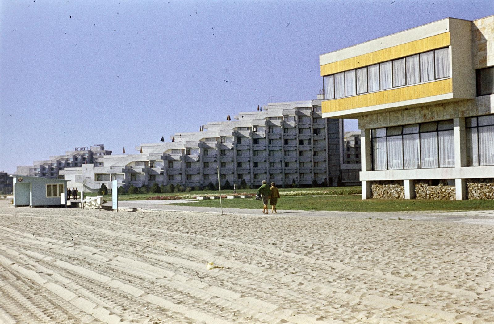 Bulgária, Albena, tengerpart, balra a Hotel Orlov, jobbra a Hotel Dorostor., 1972, Csaba László örökösei, Fortepan #288266